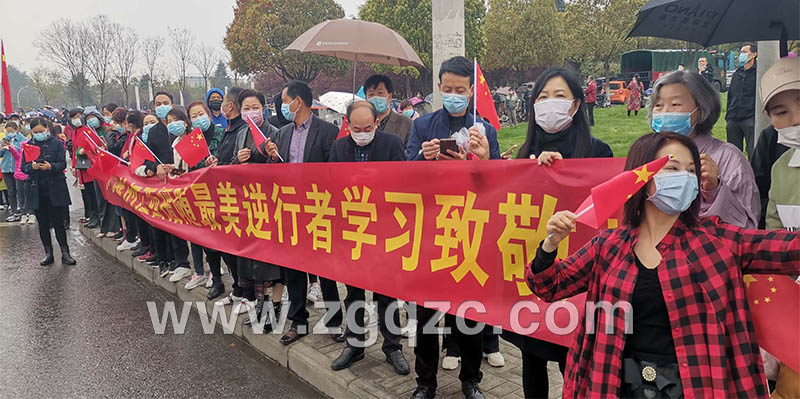 上圖為市民自發(fā)列隊(duì)送親人 上圖為市民自發(fā)列隊(duì)送親人