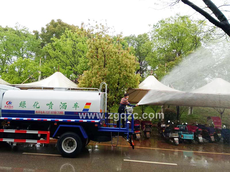 上圖為東風(fēng)D9多功能綠化噴灑車 上圖為東風(fēng)D9多功能綠化噴灑車