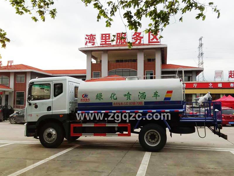上圖為東風(fēng)D9多功能綠化噴灑車 上圖為東風(fēng)D9多功能綠化噴灑車