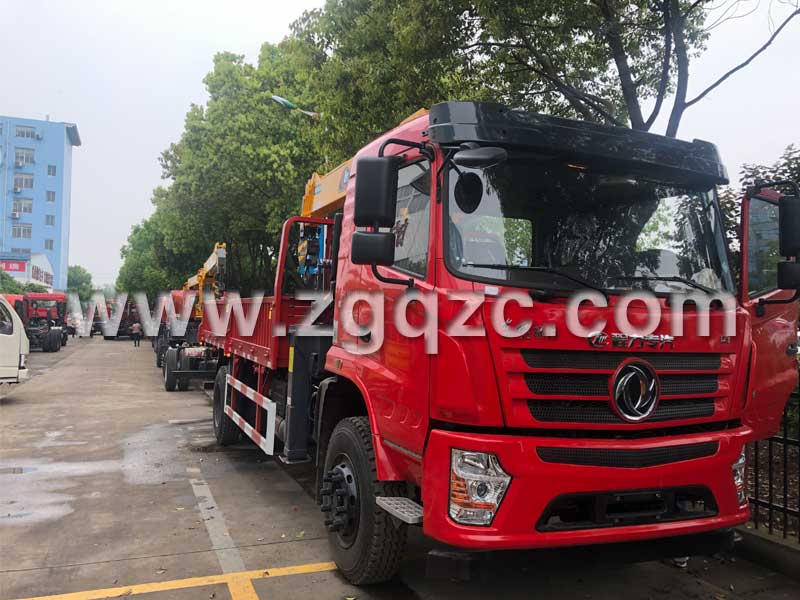 圖上東風(fēng)暢行隨車(chē)吊已經(jīng)做好 圖上東風(fēng)暢行隨車(chē)吊已經(jīng)做好