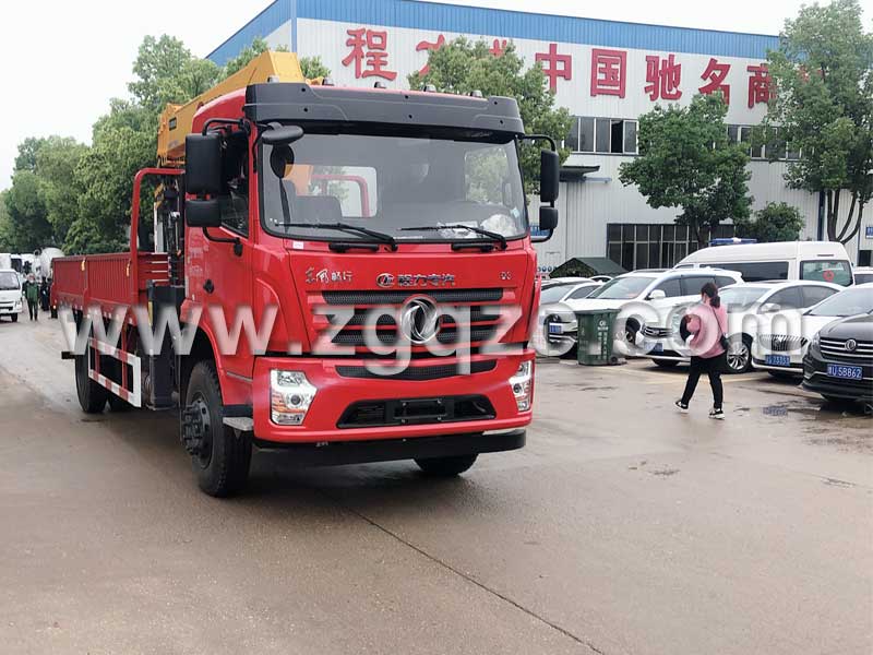 圖上東風(fēng)暢行隨車(chē)吊準(zhǔn)備出廠 圖上東風(fēng)暢行隨車(chē)吊準(zhǔn)備出廠