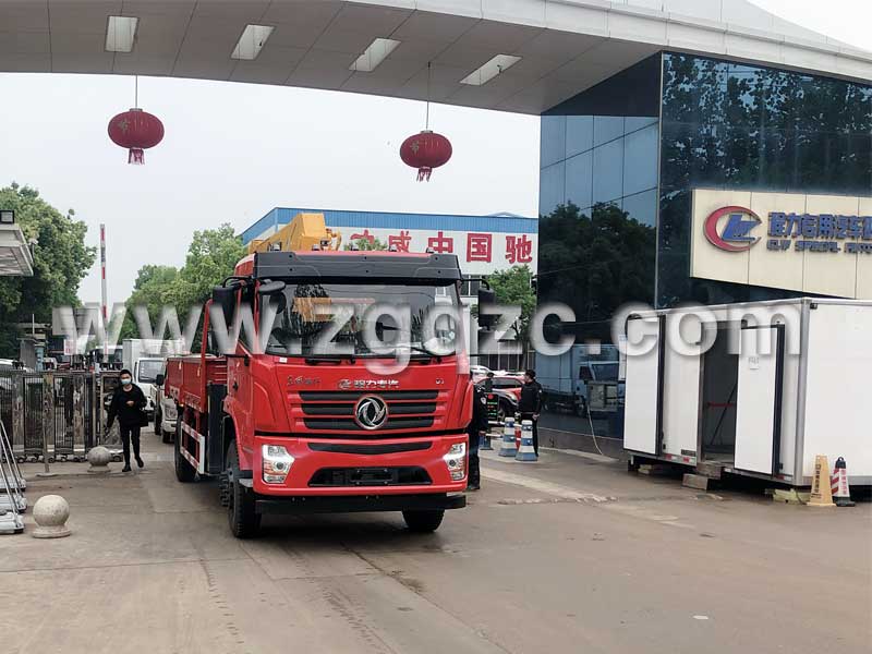圖上東風(fēng)暢行隨車(chē)吊已經(jīng)出廠發(fā)往客戶(hù)所在地 圖上東風(fēng)暢行隨車(chē)吊已經(jīng)出廠發(fā)往客戶(hù)所在地